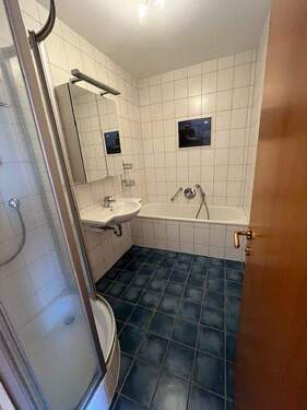 Bad mit Wanne und Dusche - 