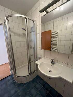 helles, schön gefliestes Badezimmer - 