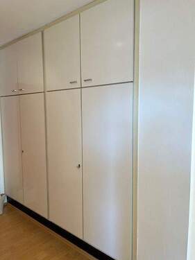 Wandschrank - TOP- bezugsfertig, sehr gepflegte 2-ZKB, 75m², 2. OG, G.-WC, EBK, Balkon, Keller, zuzügl. Garage