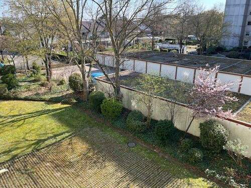 Sehr viel Grün um das Wohnhaus - 