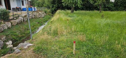 Abgrenzung zum Bach.jpg - Doppelhaushälfte mit 119,00 m² in Steinhöring zum Kaufen