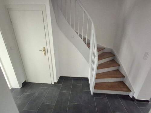 EG Flur mit Kellertür - 