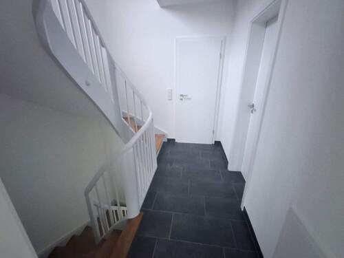 Flur OG (Blick zum Bad) - 