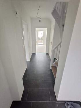 EG Flur (Blick zum WZ) - 