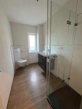 modernisiertes Duschbad im Erdgeschoss - 