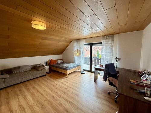 Schlafzimmer mit Balkonzugang DG - 