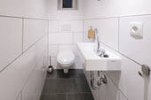 separate Toilette im Eingangsbereich - 