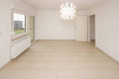 Wohnbereich mit Zugang zu Terrasse und Garten - 
