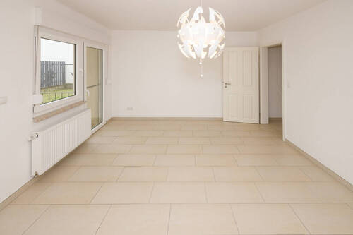 Wohnbereich mit Zugang zu Terrasse und Garten - 