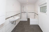 modernes Tageslichtbad mit Wanne und Dusche - 