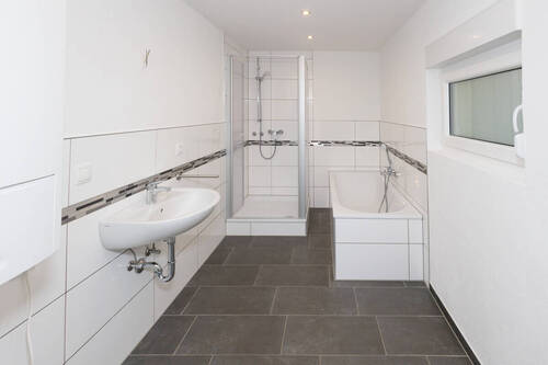 modernes Tageslichtbad mit Wanne und Dusche - 