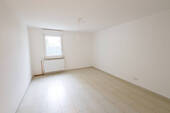 Schlafbereich mit Fenster zum Garten - 