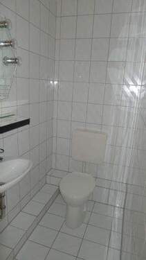 geräumiges Gäste-WC - 