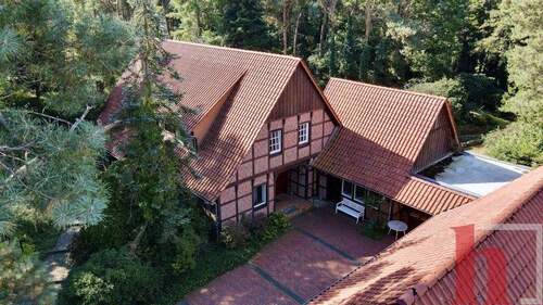 Drohne Hofbereich - Reizvolles Anwesen in Fachwerkoptik in einer einmaligen Lage von Lohne-Kroge