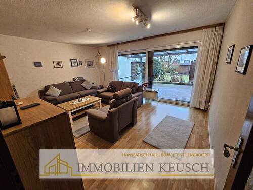 Großes Wohnzimmer mit Zugang zur Terrasse - 4 Zimmer Reihenmittelhaus zum Kaufen in Achim