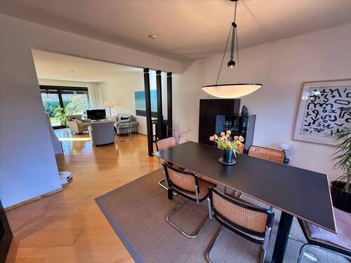 Essbereich und Blick in das Wohnzimmer - 