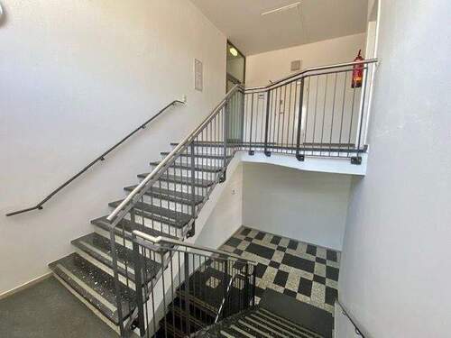 Treppenhaus - Günstiges Business-Quartier! Büro, Praxis, Gewerbefläche, zentrale Lage, exzellente Verkehrsanbindung in Freilassing.