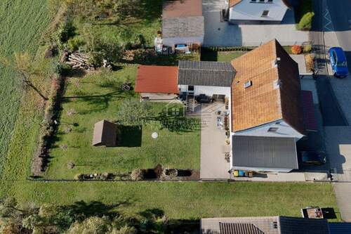 seitl. Ansicht auf Grundstück - 