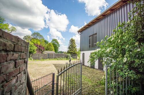 Zweite Zufahrt mit Stall - 