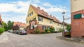 Außenansicht 2 - Familienfreundliches Reihenendhaus mit 4 Zimmern, Keller, Garten und Wintergarten