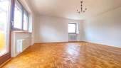 Wohnzimmer - Freilassing: Helle 3-Zi.-City Whg. mit Süd-Balkon im 2. OG, mit Blick nach Osten, Süden u. Westen.
