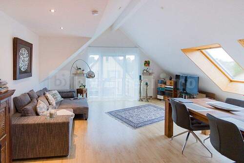 Wohn-Essbereich - Schöne 2,5 Zimmer DG-Wohnung mit 2 Balkonen und Garagenstellplatz in ruhiger Lage von Singen