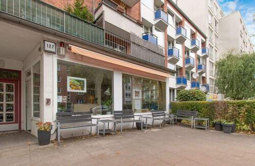 Sichtbare Ladenfront mit Sitzgelegenheiten im Außenbereich - Charmante Gewerbefläche mit großer Fensterfront - In beliebter Stadtlage von Eimsbüttel