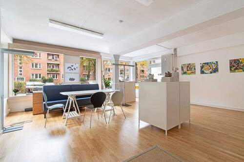 Freundlicher Verkaufsraum mit großem Schaufenster und Tageslichteinfall - Gewerbeobjekt (Büro, Produktion, Verkauf) zum Kaufen in Hamburg