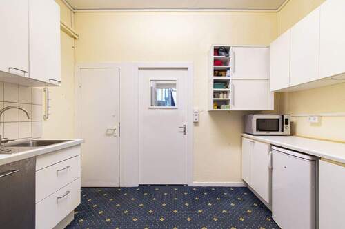 Funktionaler Nebenraum mit Einbauküche und Stauraummöglichkeiten - Gewerbeobjekt (Büro, Produktion, Verkauf) in Hamburg zum Kaufen