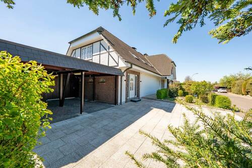 Haus und Carport - 7 Zimmer Einfamilienhaus zum Kaufen in Kummerfeld