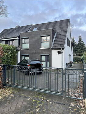 Haus Vorderansicht - Schönes Familien-Haus mit 7 Zimmern und tollem Garten in Sasel