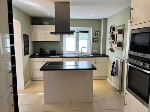 Einbauküche mit Kochinsel - 7 Zimmer Doppelhaushälfte in Hamburg