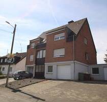 Solides Zweifamilienhaus mit weitläufigem Grundstück - teilweise bezugsfrei - in Bornheim-Kardorf - Bornheim / Kardorf