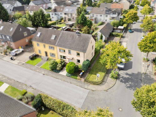 Bild 1 - Doppelhaushälfte für bis zu 2 Familien mit großem Grundstück in ruhigem Wohnumfeld.