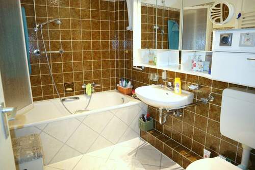 Badezimmer mit Badewanne - 