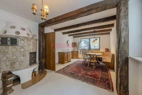 gemütlicher Hobbyraum mit Kachelofen im Keller - 