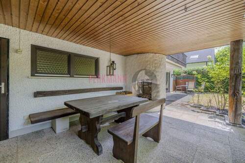 Sitzgarnitur im überdachten Freisitz mit offener Feuerstelle - 