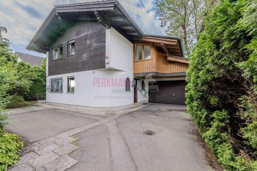 Hausansicht Einfahrt - 8 Zimmer Einfamilienhaus zum Kaufen in Hohenbrunn