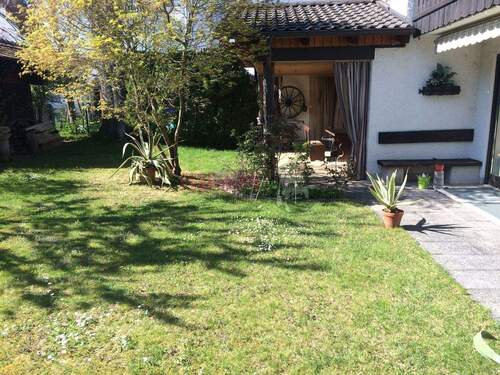 Blick auf den Freisitz - 8 Zimmer Einfamilienhaus in Hohenbrunn