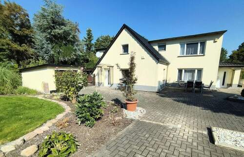 Bild 1 - super Haus für 2 Familien, getrennte Eingänge, großes Grundstück, Pool und top Zustand und sehr ruhige Lage Leipzig