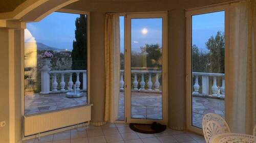 Essen mit Blick auf die Terrasse - 