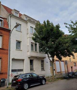 Ansicht mit Garage - Saarbrücken, stilvolles Stadthaus mit 13 Apartments, einem Aufenthaltsraum, Innenhof und Garage, in Saarbrücken Nähe Innenstadt und Beethovenplatz