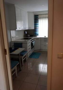 Küche mit Einbauküche (Erdgeschoss) - 3 Zimmer Terrassenwohnung in München