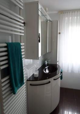 Bad mit Dusche und Wanne (Erdgeschoss) - Terrassenwohnung mit 93,00 m² in München zum Kaufen