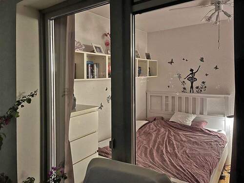 Schlafzimmer mit Balkon - Einfamilienhaus in Düsseldorf zum Kaufen