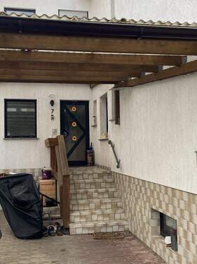 Eingangstür - 7 Zimmer Doppelhaushälfte zum Kaufen in Blieskastel