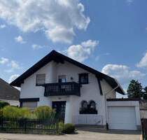 Freistehendes, extravagantes Komforthaus mit Balkonen, Terrasse, Garten und Garage, in Homburg
