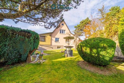 Garten mit Hausansicht - 3 Zimmer Doppelhaushälfte zum Kaufen in Stuttgart