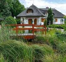 Rarität! Großzügige Reetdach-Immobilie mit Schwimmteich und unverbaubarem Blick auf den Plattensee - Balatongyörök
