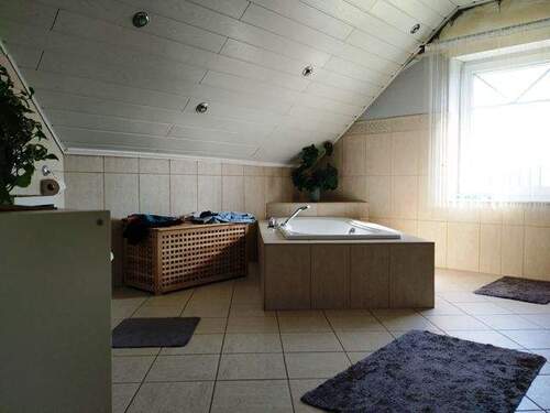 Badezimmer mit Wanne, Dusche und WC - 